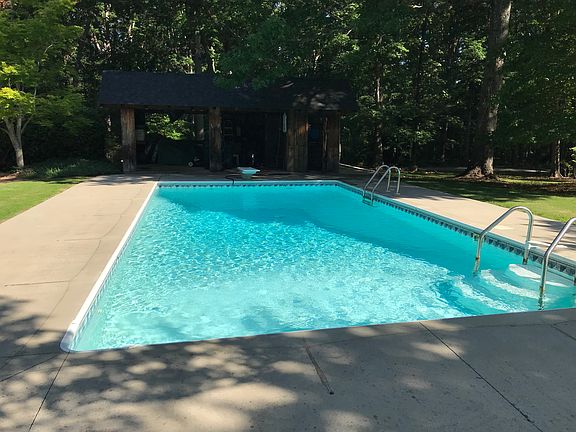 Pool house, bath, snack bar