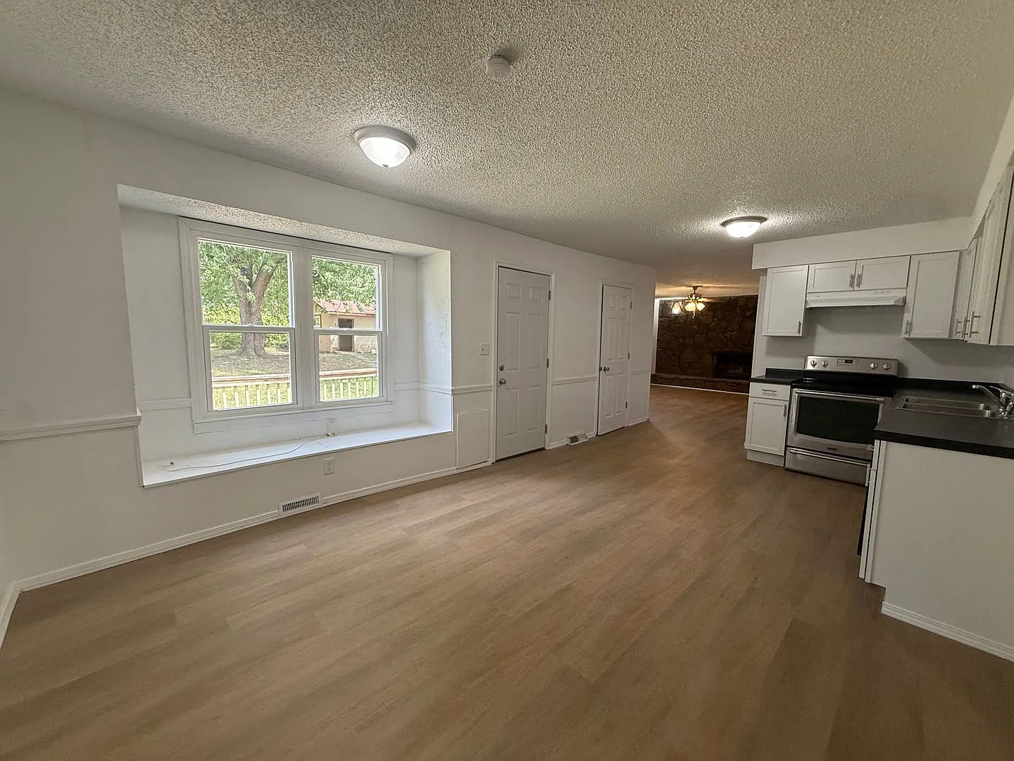 Recently Remodeled 3 Bed 2 Bath With 2 Car Garage Available Now! — Photo 3