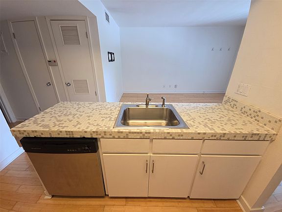 5th image of 2303 E Side Dr APT 220