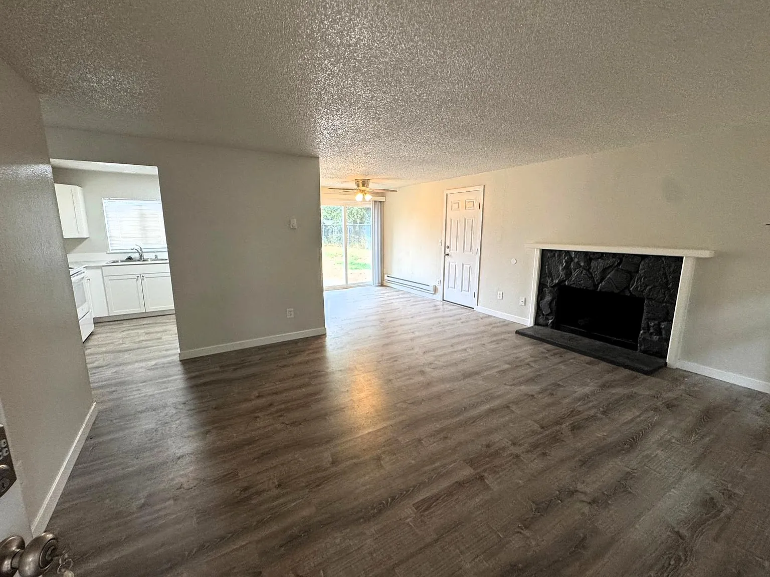 3 bed, 1008 sqft, $2,490 — Photo 2