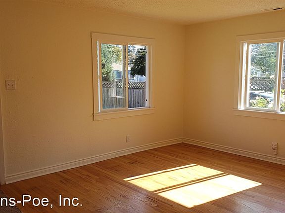 3rd image of 1024 S Oxford St