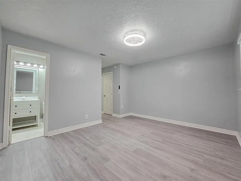 7007 Bellaire Blvd — Photo 10