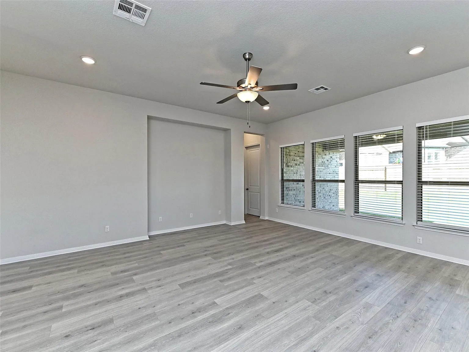 4 bed, 2.0 bath, 2075 sqft, $2,595 — Photo 4