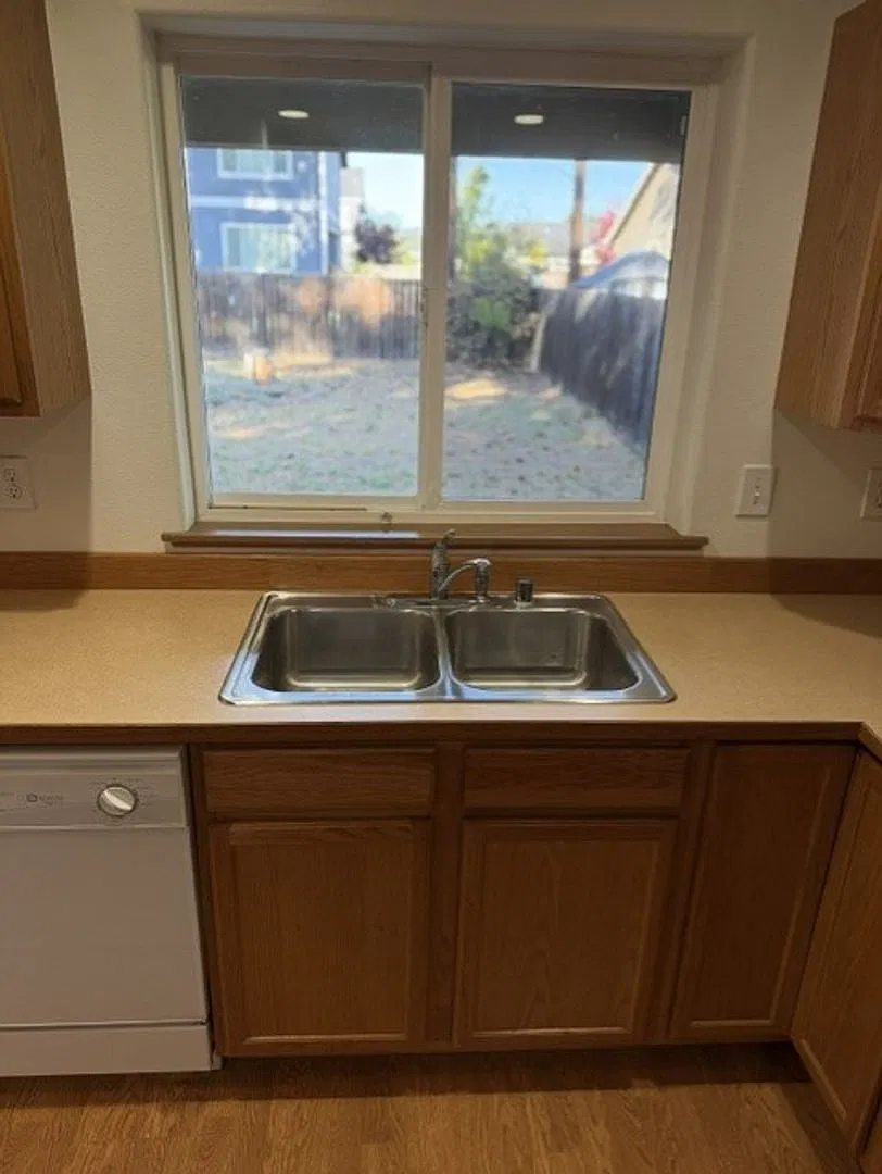 Cute rambler on corner lot with attached 2 car garage and fenced backyard — Photo 4