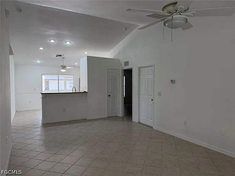 1424 NE 13th Pl — Photo 5