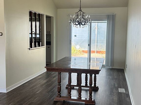 5th image of 25058 Arlington Ln