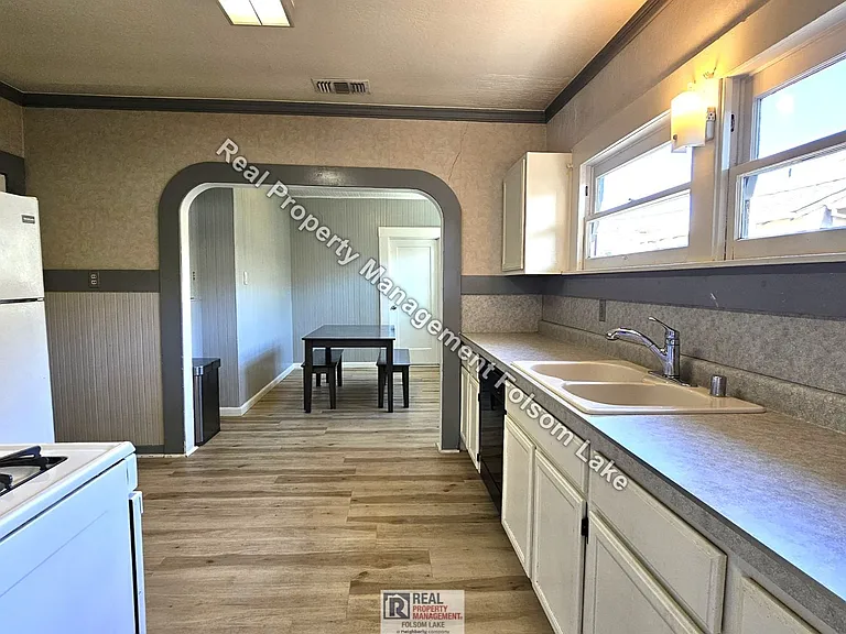 910 Mormon St — Photo 6
