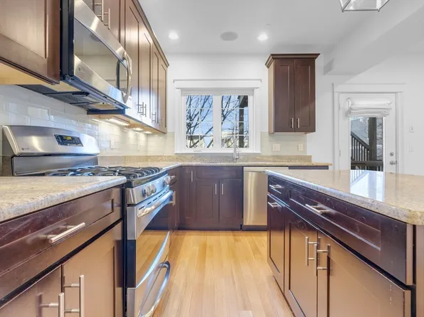 590 E 3rd St #2, South Boston, MA 02127