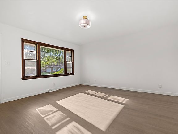 2nd image of 3016 Oriental Ct