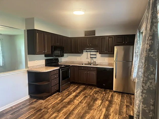 636 Greenfield Dr — Photo 5