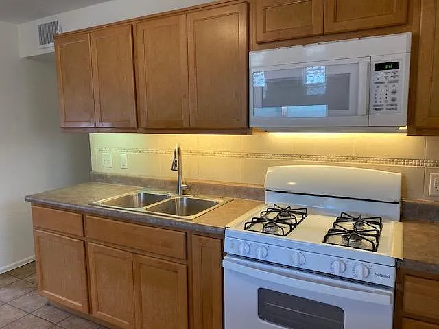 E Blacklidge Dr — Photo 11