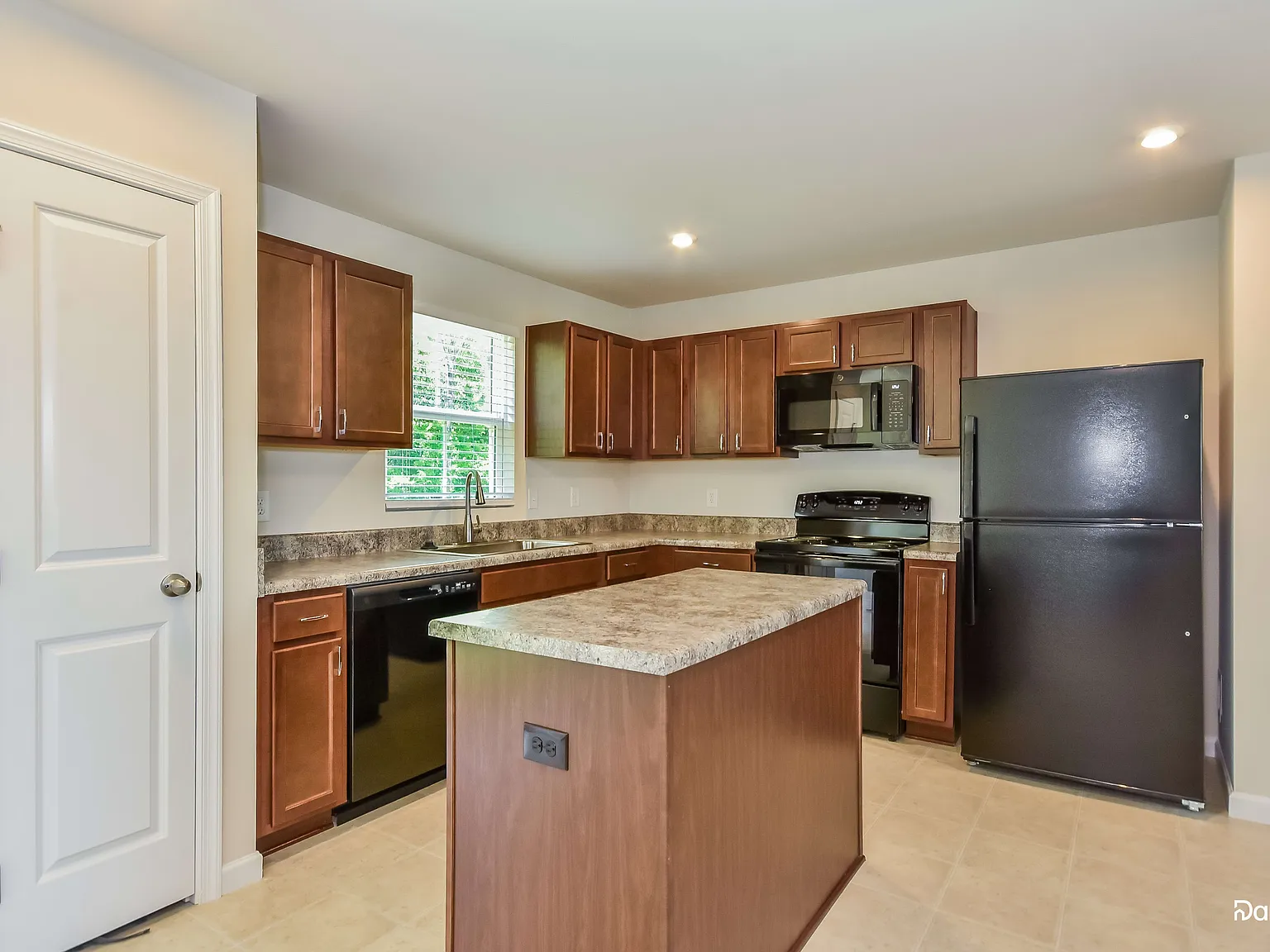 3 bed, 2.5 bath, 1440 sqft, $2,185 — Photo 4