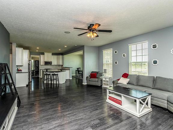 3rd image of 9257 Weigela Ct