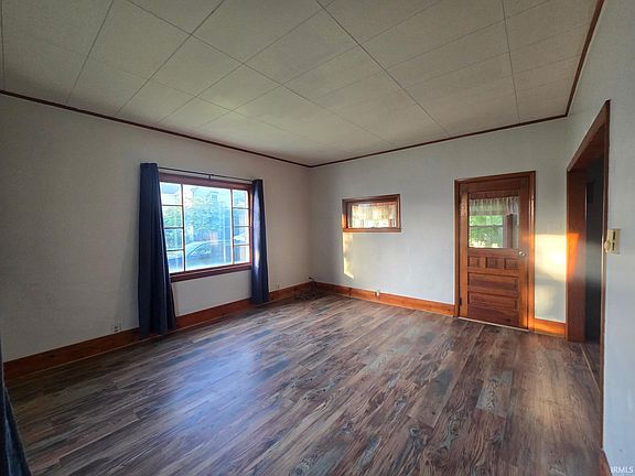 3rd image of 807 W Commercial St