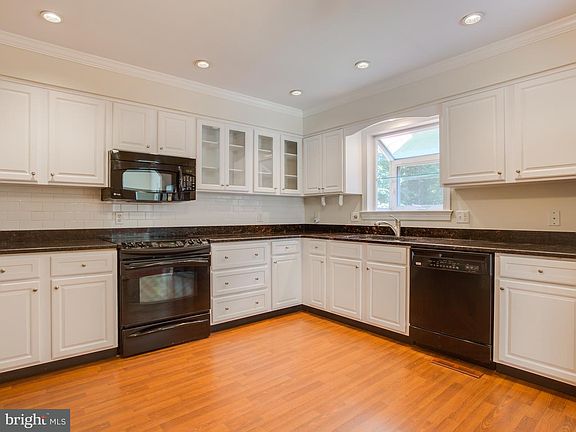 3rd image of 137 Oakwood Dr