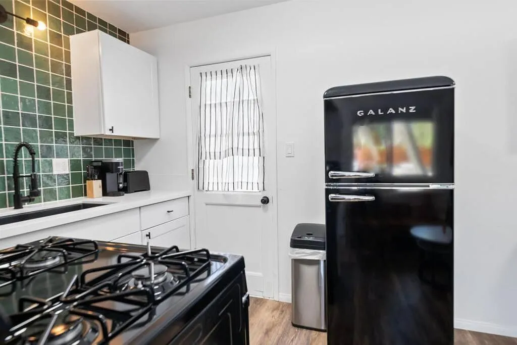 1 bed, 1.0 bath, 300 sqft, $1,360 — Photo 2