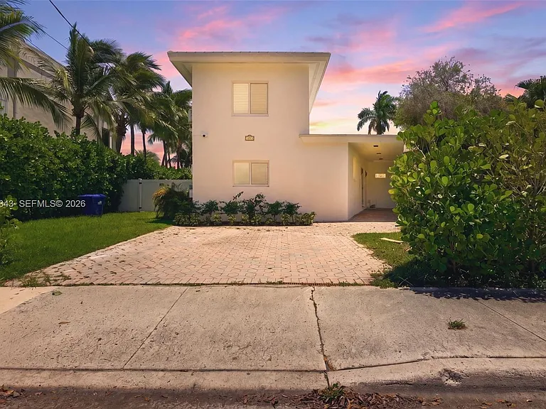 1510 S Treasure Dr — Photo 2