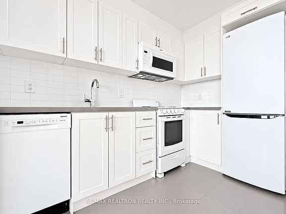 3rd image of 1500 Bathurst St #1004