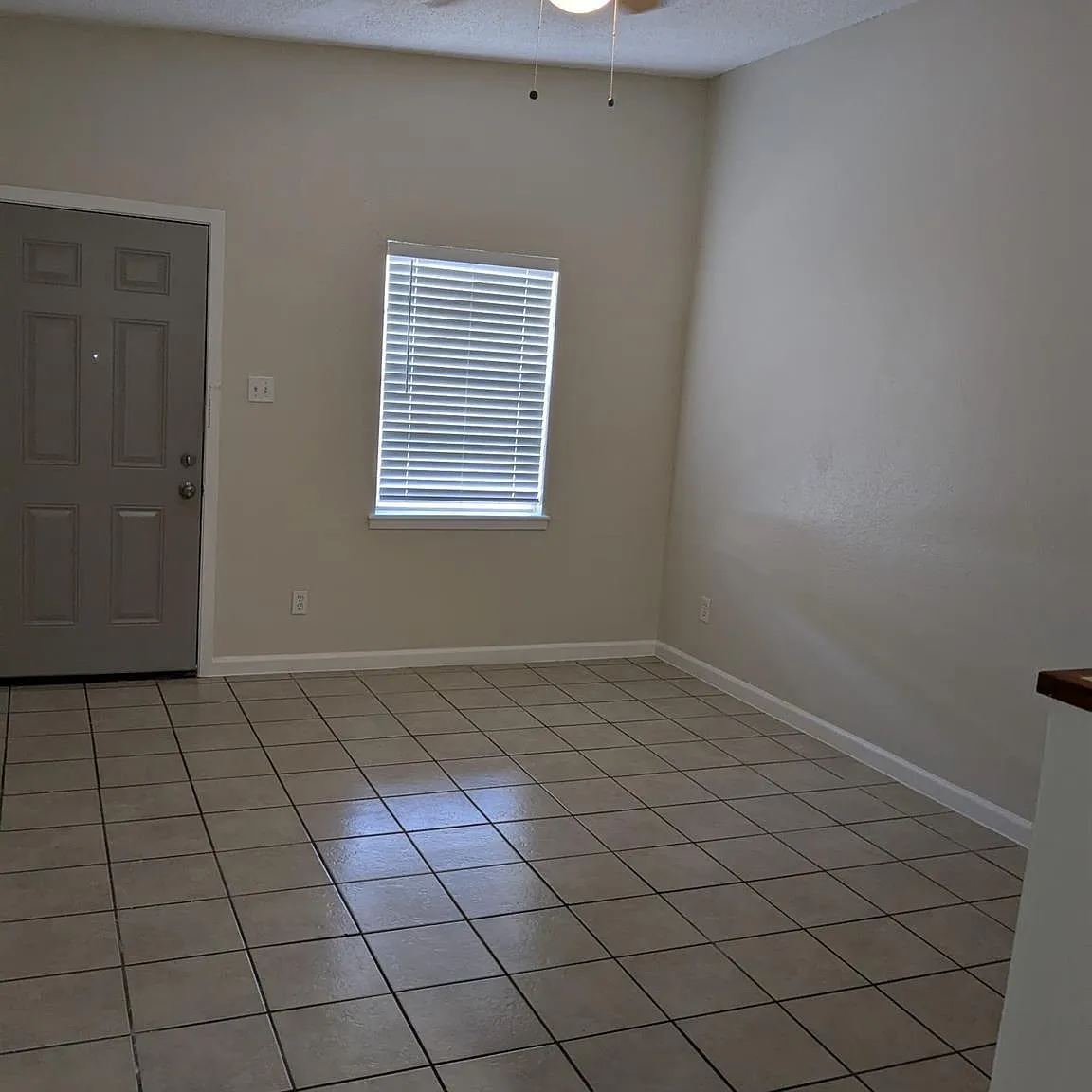 2 bed, 1.0 bath, 694 sqft, $950 — Photo 2