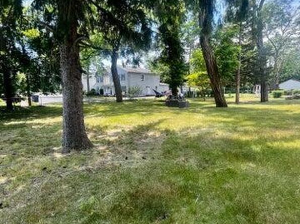 366 Lake Ave, Oakhurst, NJ 07755