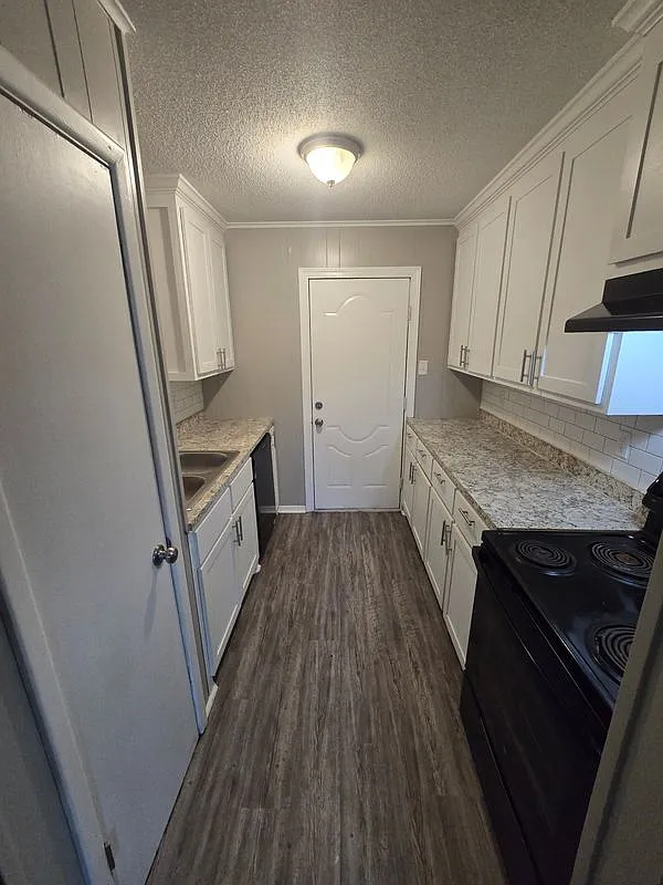 Cozy 1-Bedroom Duplex with Open Concept Living & Fenced Backyard — Photo 4