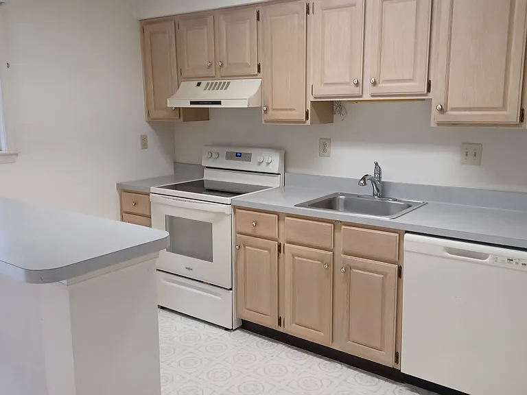 190 Victoria Ct — Photo 4