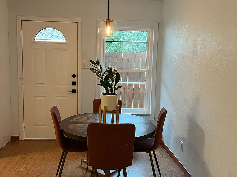 1318 Broadmoor Dr — Photo 5