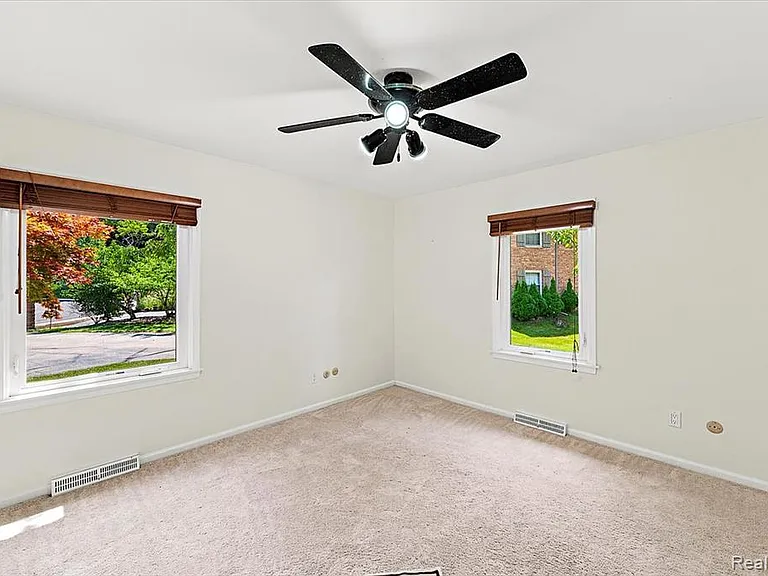 980 Sandhurst Rd — Photo 43