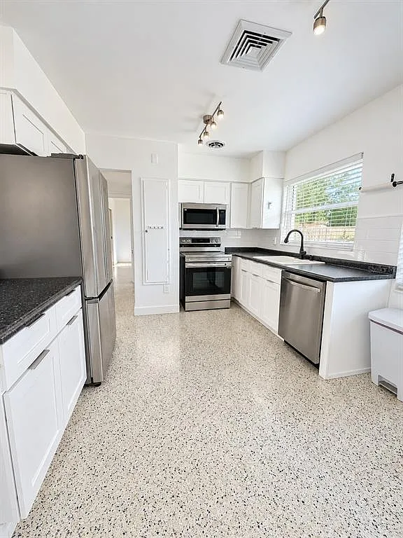 2 bed, 2.0 bath, 1090 sqft, $2,300 — Photo 4