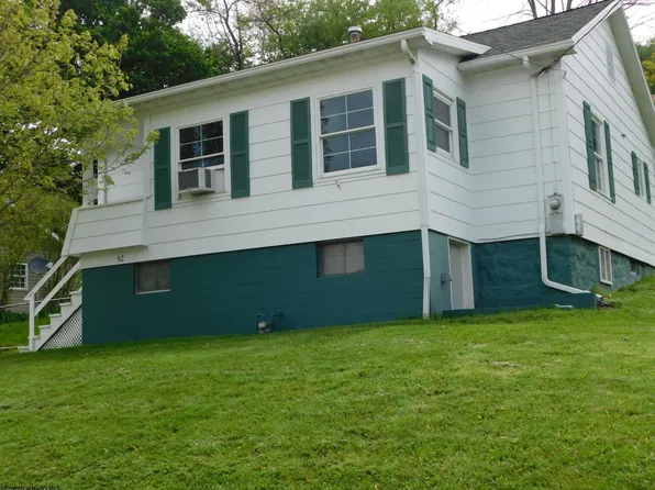 92 Chestnut St, Idamay, WV 26576