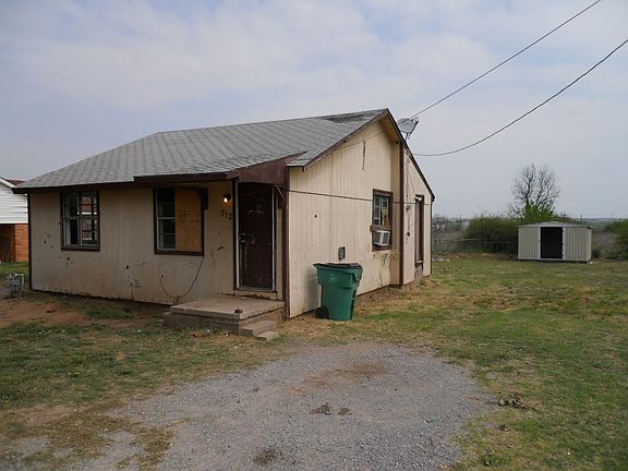 3rd image of 712 N Avenue F