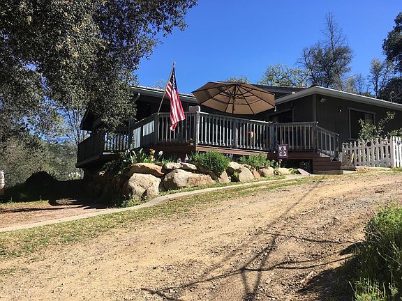 Approach to house from driveway