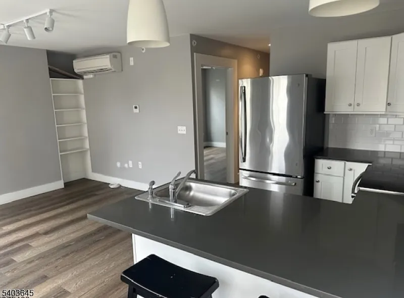 1 bed, 1.0 bath, $2,400 — Photo 2