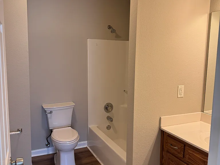 216 Pinewood Dr — Photo 3