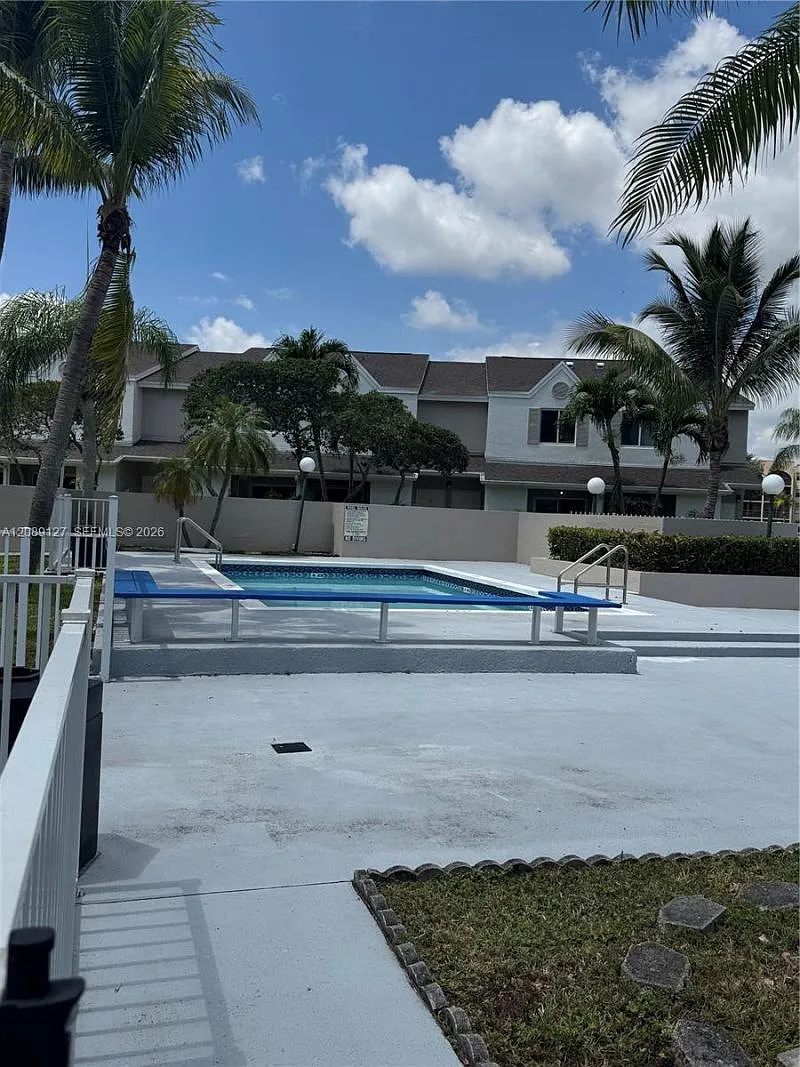 2 bed, 1.0 bath, 883 sqft, $2,150 — Photo 3
