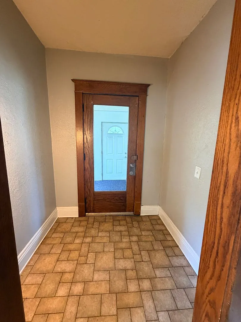 4-Bedroom Home Near Brady Street in Davenport — Photo 3