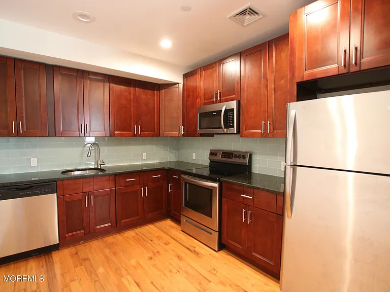 1003 Bond St #5 — Photo 2