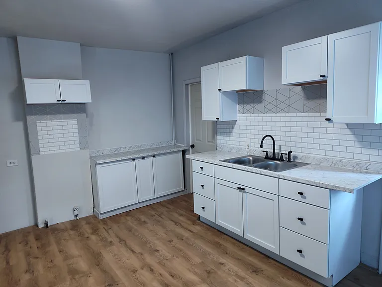 914 W Locust St #1 — Photo 6