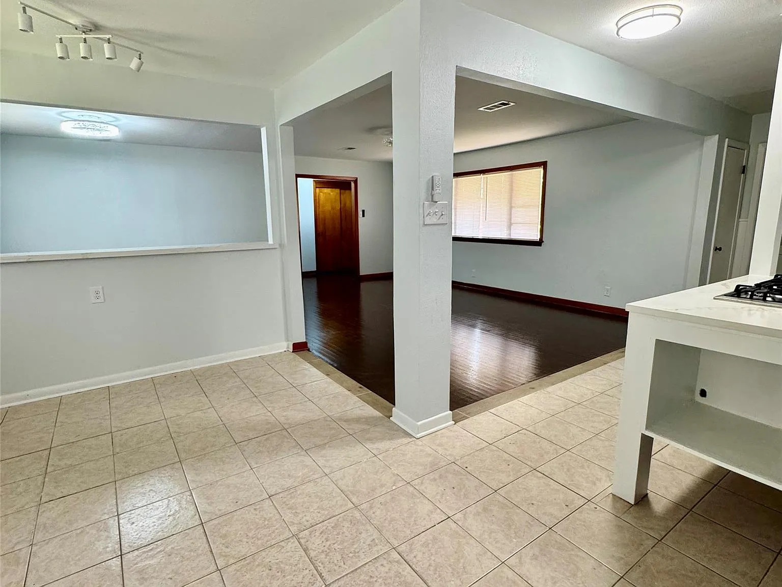 4 bed, 2.5 bath, 1940 sqft, $1,900 — Photo 3
