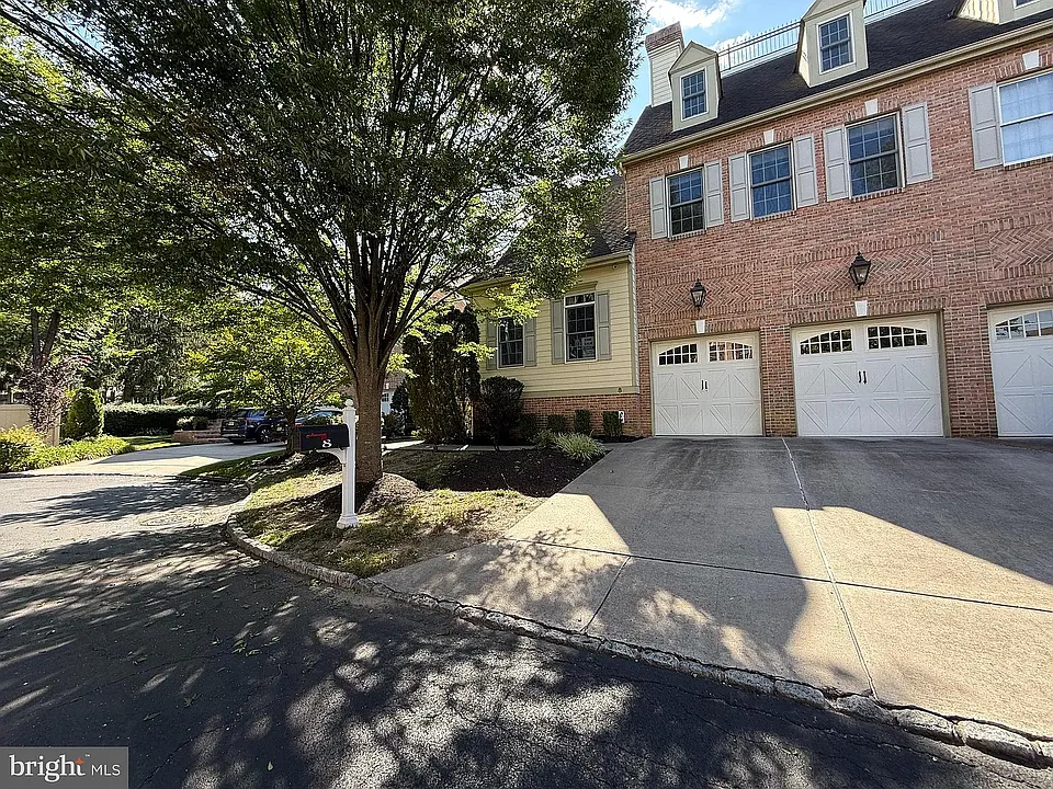 8 Collins Mill Ct