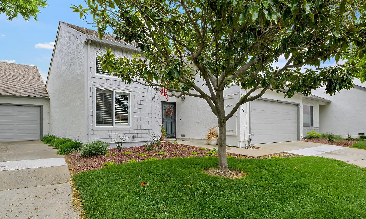 15215 Venetian Way photo 1