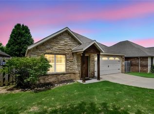 2633 Villa Blvd, Fayetteville, AR 72703