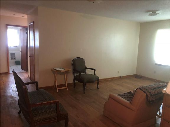 4th image of 218 W 9th St