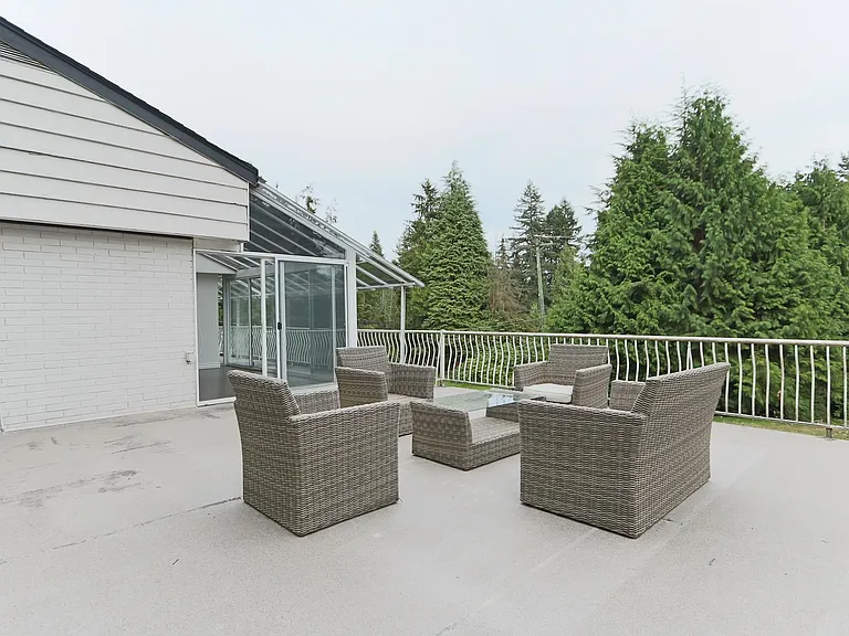 660 Kenwood Rd — Photo 24