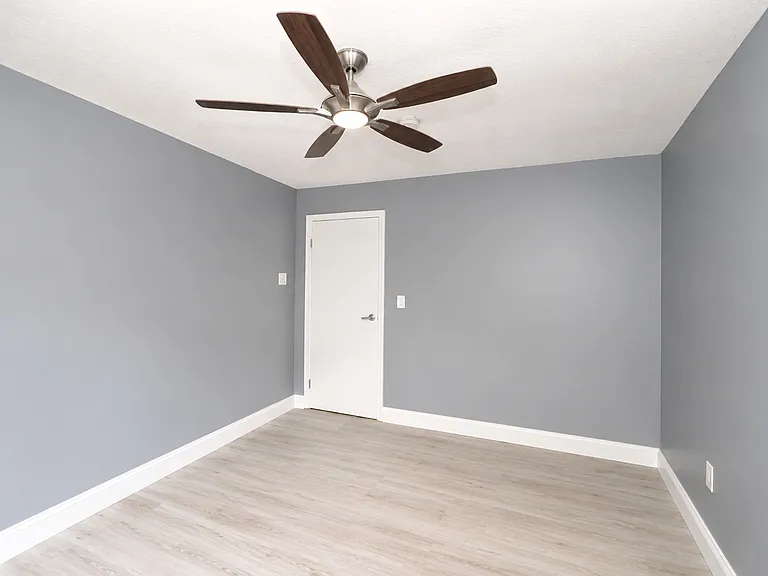 1140 Victory Blvd #1 — Photo 10