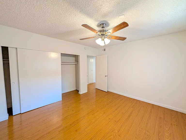 Dickens Garden Apartments — Photo 27