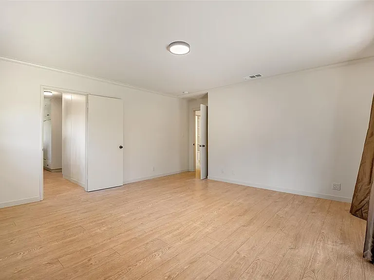 747 Northampton Dr — Photo 18