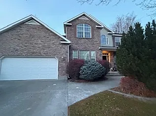 5 bed, 3.5 bath, 4600 sqft, $3,400 — Photo 1