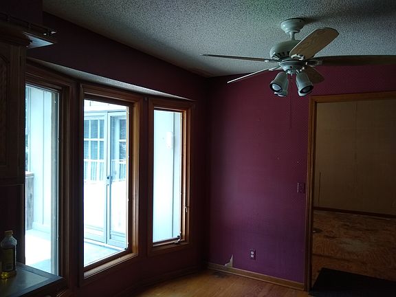 3rd image of 9634 W 116th St
