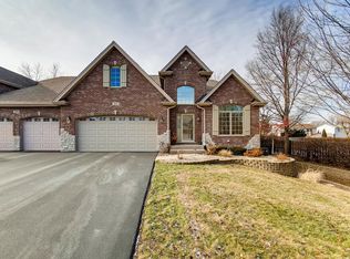 702 Kelly Ct, Roselle, IL 60172